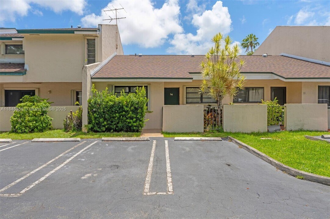 10830 SW 72nd St in Miami, FL - Building Photo