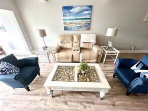 1561 NE 12th Terrace in Jensen Beach, FL - Foto de edificio - Building Photo