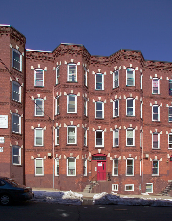 221 E Dwight St in Holyoke, MA - Foto de edificio