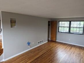 2557 Allender Avenue in Pittsburgh, PA - Building Photo - Building Photo