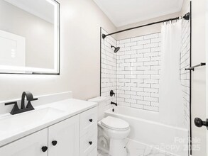 123 Edwards Ave in Swannanoa, NC - Foto de edificio - Building Photo