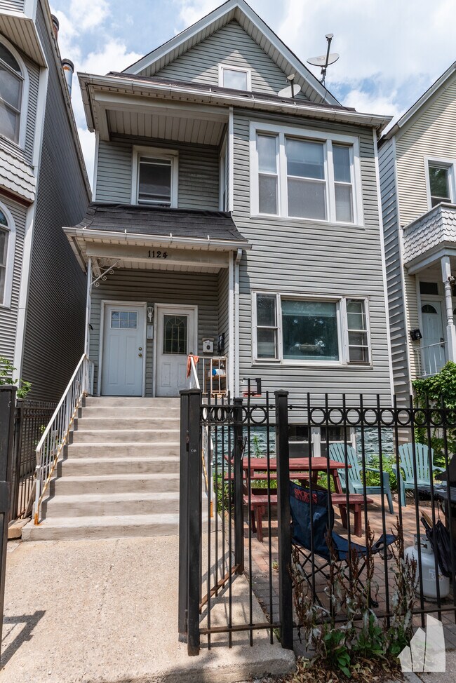 property at 1124 W Roscoe St