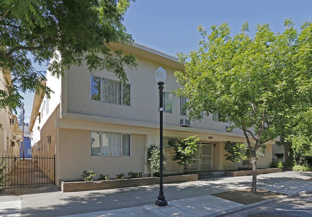 Siesta Crestwood in Sacramento, CA - Building Photo