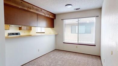1197 Lancers Ln, Unit C in Redding, CA - Building Photo - Building Photo