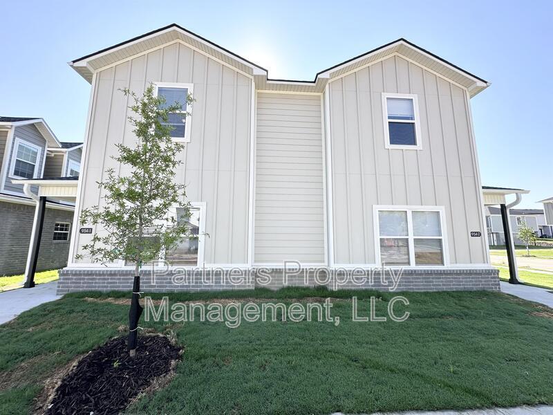 954 S Benchmark Ln in Fayetteville, AR - Foto de edificio