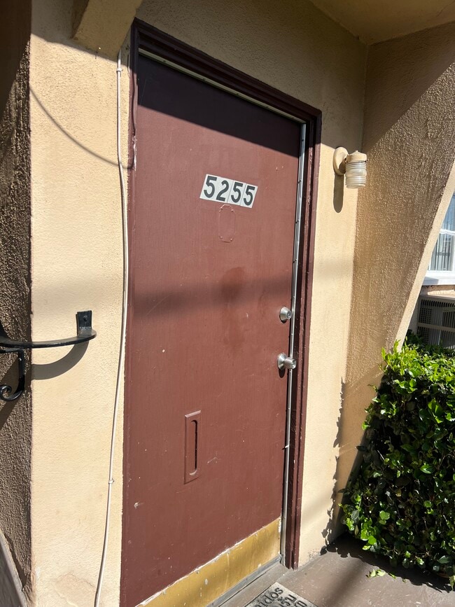5255 1/2 Denny Ave, Unit 5255 in North Hollywood, CA - Building Photo - Building Photo