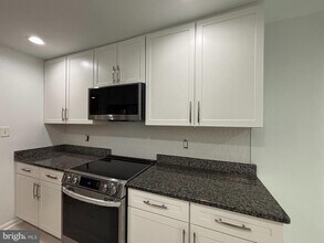 8022 Inverness Ridge Rd in Potomac, MD - Building Photo - Building Photo