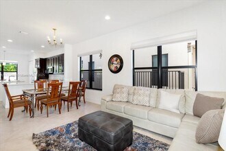 3273 W 99th Pl in Hialeah, FL - Building Photo - Building Photo