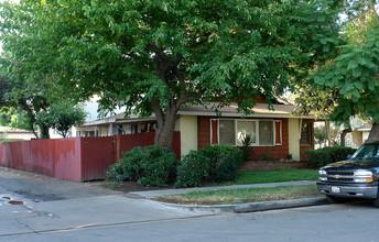 602 W Bellevue Dr in Anaheim, CA - Foto de edificio - Building Photo