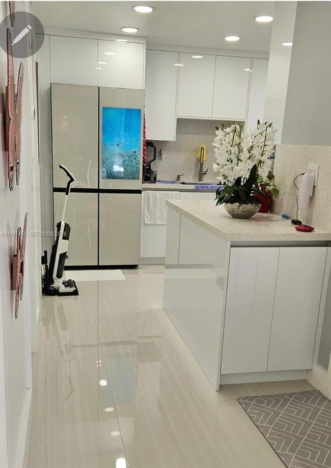 6901 Cypress Rd in Plantation, FL - Building Photo - Building Photo