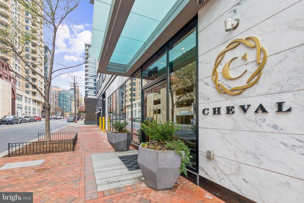 4960 Fairmont Ave in Bethesda, MD - Building Photo