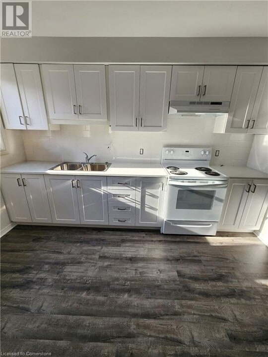 24 Bond St in Brantford, ON - Building Photo