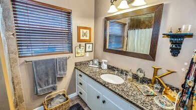 7919 Montglen Dr in Houston, TX - Building Photo - Building Photo