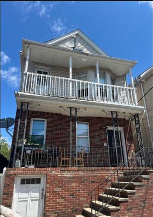 133 W 20th St in Bayonne, NJ - Building Photo