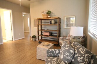 6008 E Sussex Way in Fresno, CA - Building Photo - Building Photo