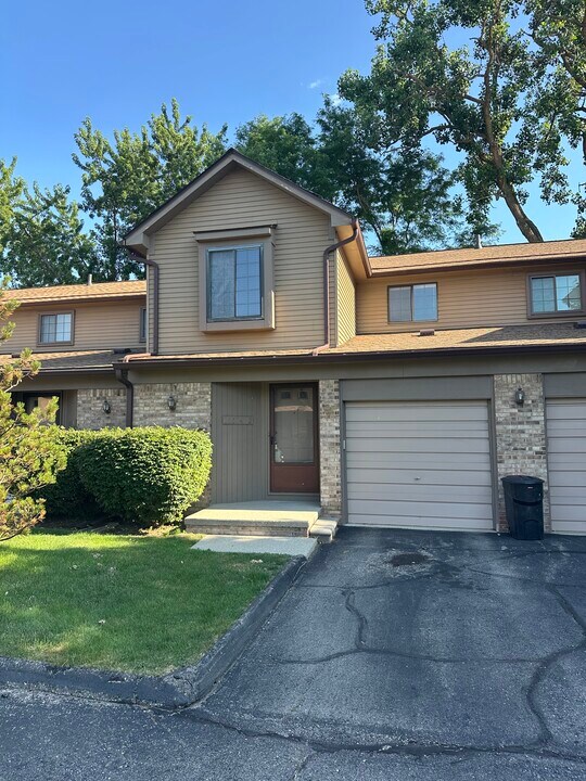 18674 W 13 Mile Rd in Beverly Hills, MI - Building Photo