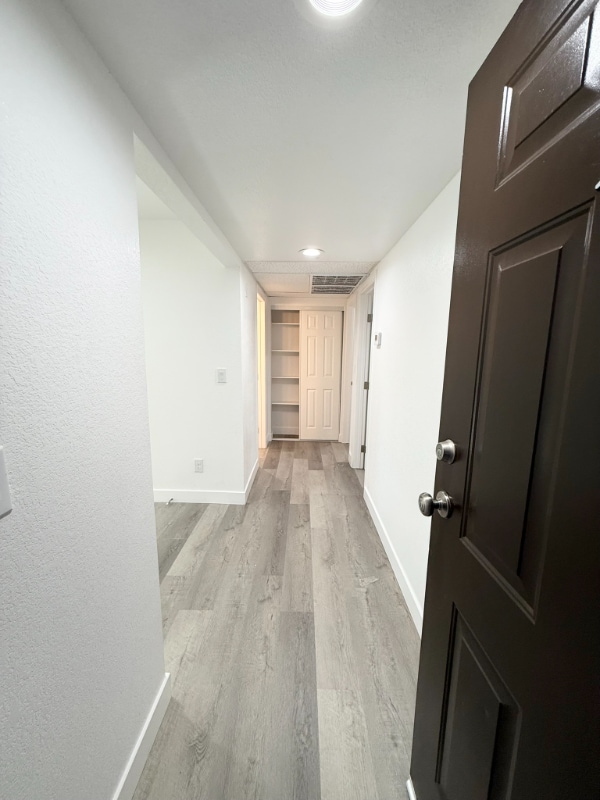 1750 Karen Ave in Las Vegas, NV - Building Photo - Building Photo