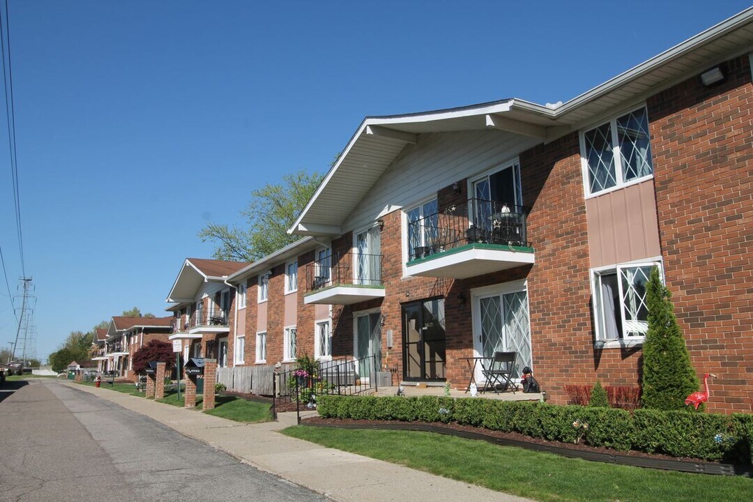 54679 Shelby Rd in Shelby Township, MI - Building Photo