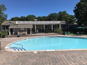 8 Hygate Pl in Coram, NY - Building Photo - Building Photo