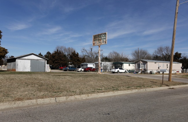 Shamrock Mobile Park in Shawnee, OK - Building Photo - Building Photo