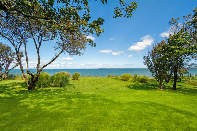 46 Hedges Banks Dr in East Hampton, NY - Building Photo - Building Photo