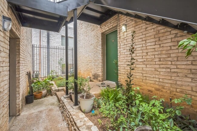 1304 Summit St, Unit 107 in Austin, TX - Building Photo - Building Photo