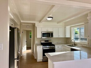 1684 S Norfolk St in San Mateo, CA - Building Photo - Building Photo