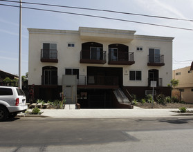 6646 Sylmar Ave in Van Nuys, CA - Foto de edificio - Building Photo