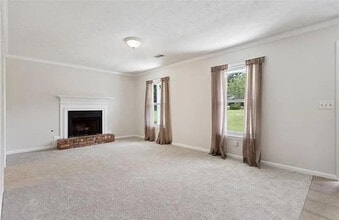 Room in House on Brooks Dr in Snellville, GA - Building Photo - Building Photo