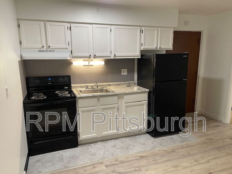 932 Penn Ave in Turtle Creek, PA - Building Photo