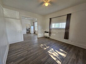 127 S B St in Oxnard, CA - Building Photo