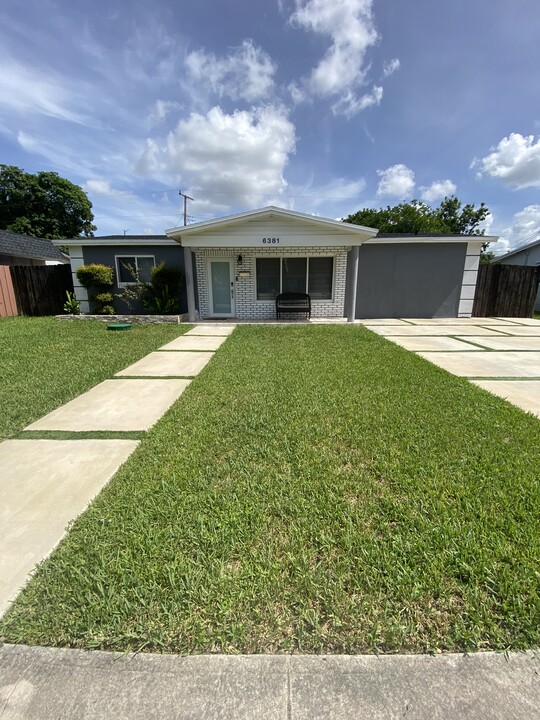 6381 Moseley St in Hollywood, FL - Building Photo