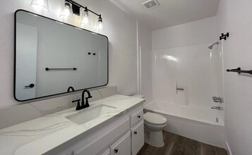 15511 Sherman Way in Los Angeles, CA - Building Photo - Building Photo