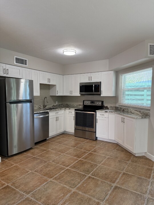 7006 Midnight Pass Rd in Sarasota, FL - Building Photo