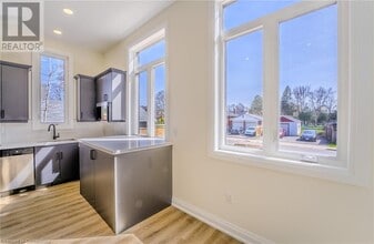 77 W 4th St in Hamilton, ON - Building Photo - Building Photo