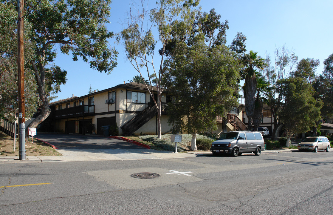 Washington Street Townhouses in Vista, CA - Building Photo