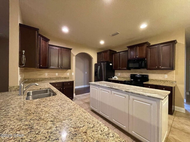 5010 Maggie Ln in Panama City, FL - Foto de edificio - Building Photo