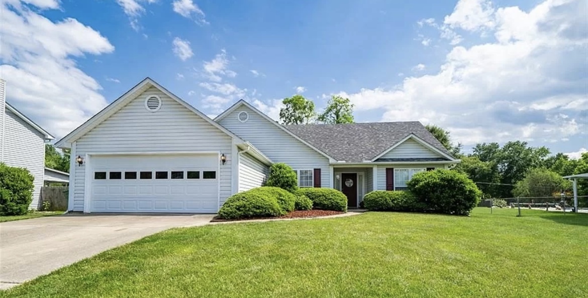 1026 Thorncrest Dr in Fletcher, NC - Foto de edificio