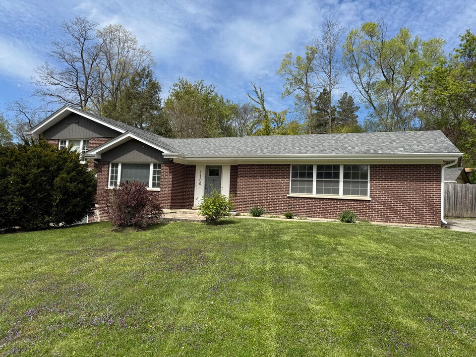 1100 N Lakeside Dr in Palatine, IL - Building Photo