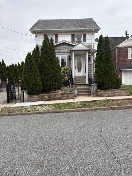 9 Rollins Ave in Clifton, NJ - Building Photo