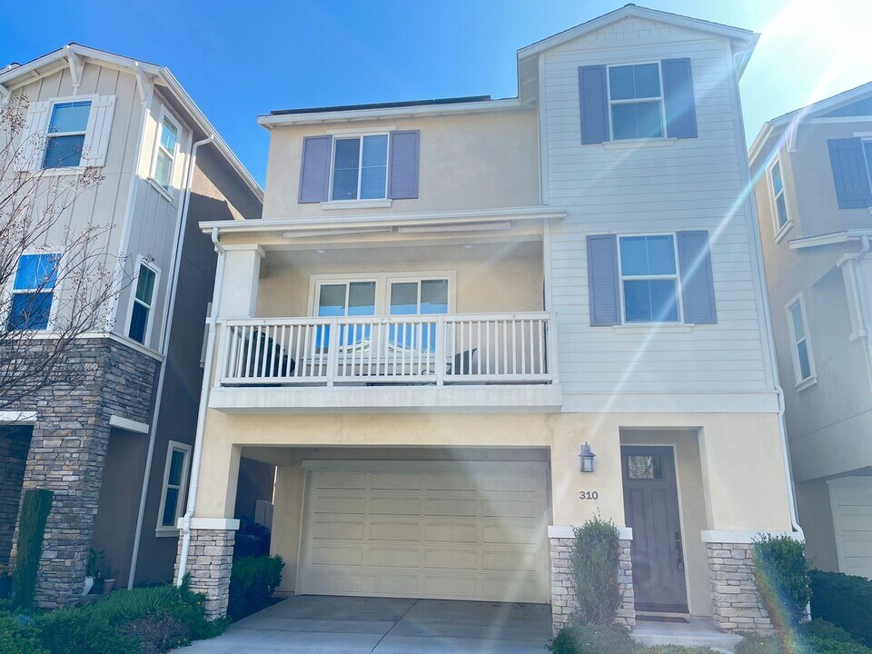310 N Bellarose Way in Anaheim, CA - Building Photo