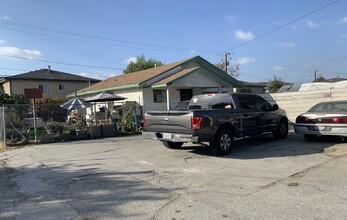 10845 Carmenita Rd in Whittier, CA - Foto de edificio - Building Photo