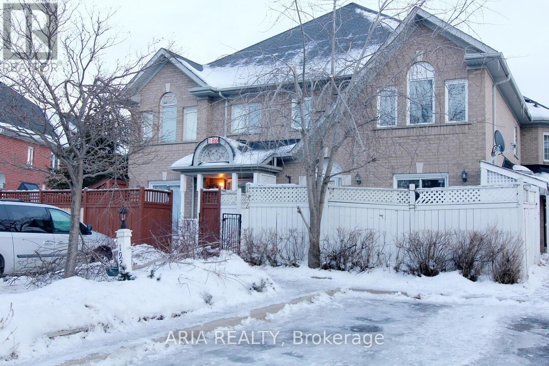 192 Pressed Brick Dr in Brampton, ON - Building Photo