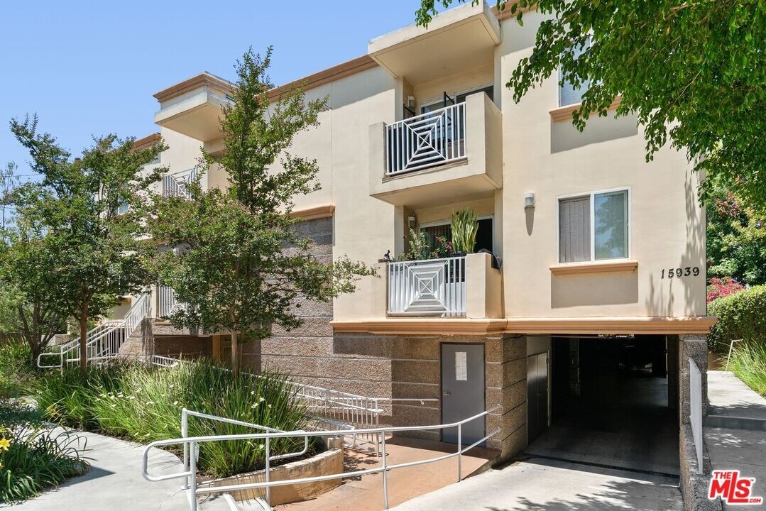 15939 Victory Blvd in Los Angeles, CA - Building Photo