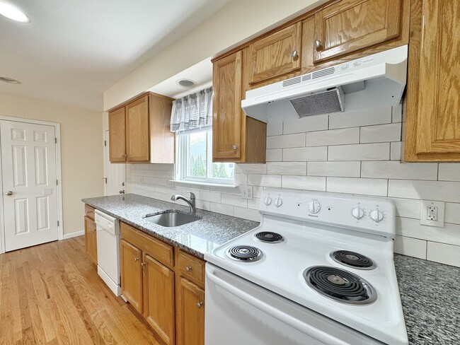54 Stuart Ave-Unit -11 in Norwalk, CT - Building Photo - Building Photo
