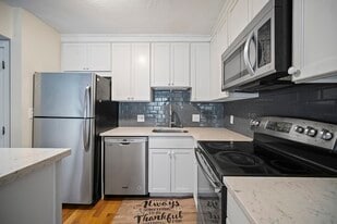 148 Quincy Shore Dr, Unit 31 in Quincy, MA - Building Photo