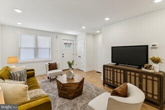 732 Harry St in Conshohocken, PA - Foto de edificio - Building Photo