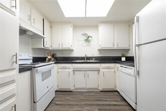 1110 Meadow Lake Dr, Unit 10-04 in Vista, CA - Foto de edificio - Building Photo