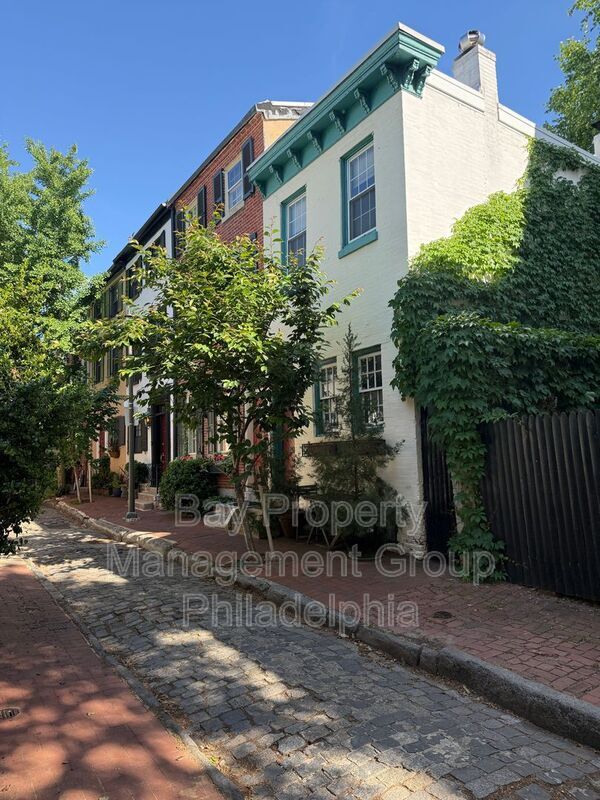 property at 2424 Panama St