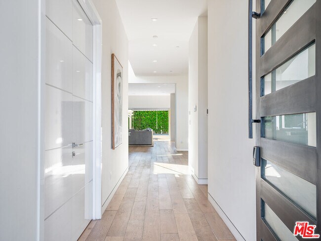 619 S Orange Dr in Los Angeles, CA - Building Photo - Building Photo